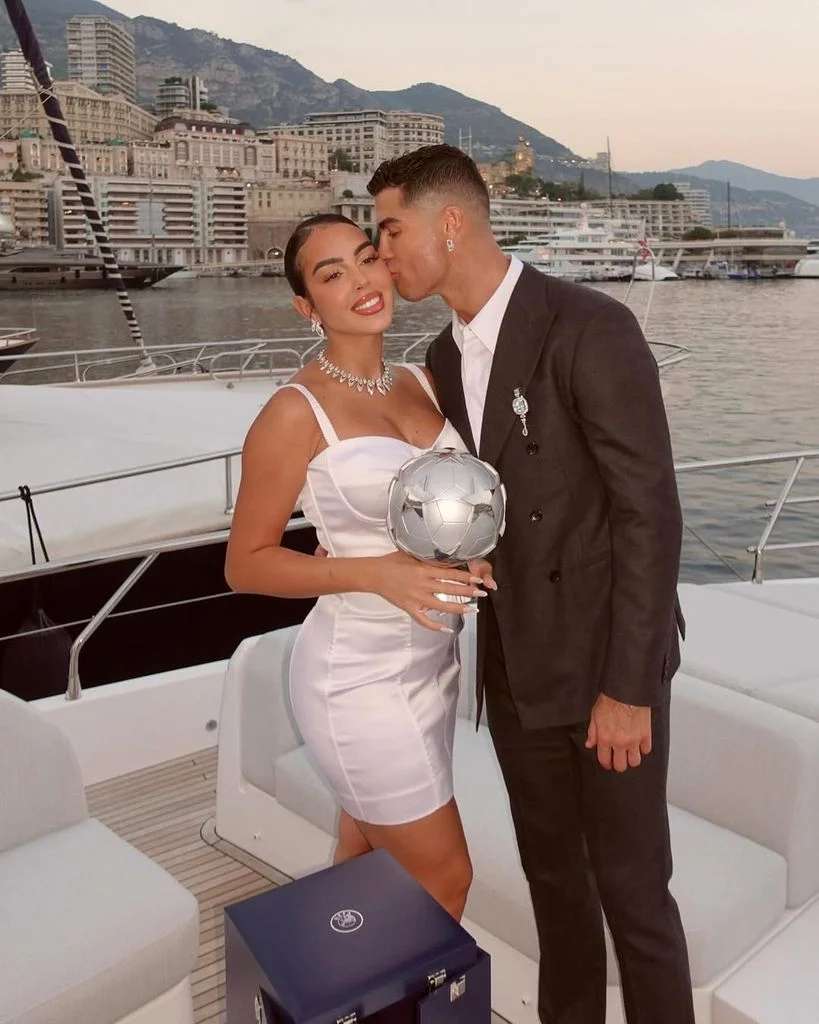 Ronaldo lấn sân showbiz vừa đóng phim, vừa chuẩn bị cưới Georgina: CR7 bước vào chương mới sau World Cup - Ảnh 4. Ronaldo lấn sân showbiz vừa đóng phim, vừa chuẩn bị cưới Georgina: CR7 bước vào chương mới sau World Cup - Ảnh 4.