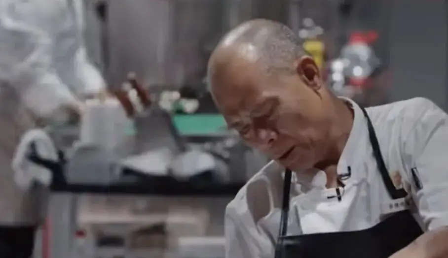 Ông chủ quán lẩu gà đông khách nhất Phật Sơn, từng than 'không muốn nổi tiếng nữa' ở Trung Quốc đi thi nấu ăn nhưng bị loại ngay vòng đầu - Ảnh 6. Ông chủ quán lẩu gà đông khách nhất Phật Sơn, từng than 'không muốn nổi tiếng nữa' ở Trung Quốc đi thi nấu ăn nhưng bị loại ngay vòng đầu - Ảnh 6.