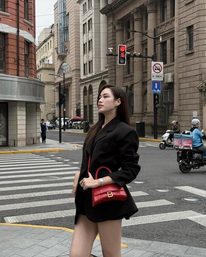 Hồi nhỏ ở quê chân lấm tay bùn, cô gái đổi đời nhờ đẹp và khéo: Giờ làm vợ Tổng giám đốc, hàng hiệu kín người- Ảnh 12.