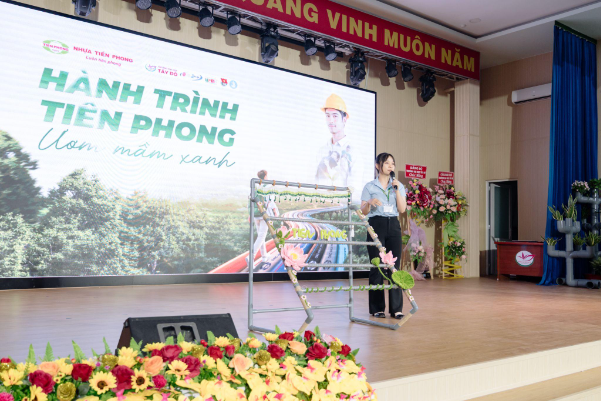 Tiền Phong Nam trao học bổng 150 triệu đồng cho 6 sinh viên Đại học Tây Đô - Ảnh 1. Tiền Phong Nam trao học bổng 150 triệu đồng cho 6 sinh viên Đại học Tây Đô - Ảnh 1.