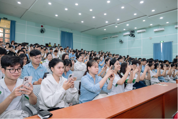 Tiền Phong Nam trao học bổng 150 triệu đồng cho 6 sinh viên Đại học Tây Đô - Ảnh 2. Tiền Phong Nam trao học bổng 150 triệu đồng cho 6 sinh viên Đại học Tây Đô - Ảnh 2.