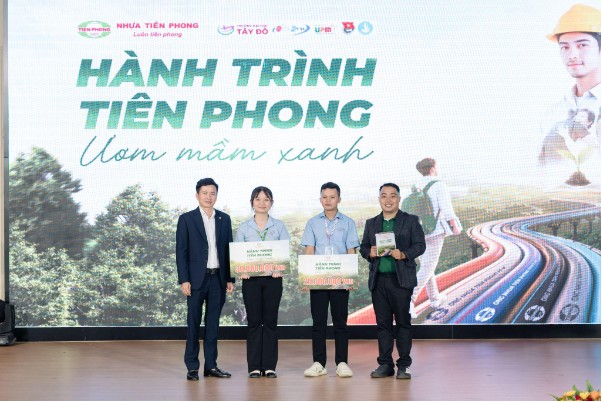 Tiền Phong Nam trao học bổng 150 triệu đồng cho 6 sinh viên Đại học Tây Đô - Ảnh 3. Tiền Phong Nam trao học bổng 150 triệu đồng cho 6 sinh viên Đại học Tây Đô - Ảnh 3.