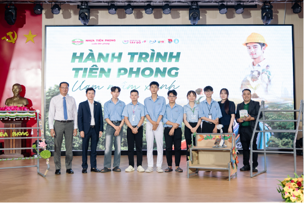 Tiền Phong Nam trao học bổng 150 triệu đồng cho 6 sinh viên Đại học Tây Đô - Ảnh 4. Tiền Phong Nam trao học bổng 150 triệu đồng cho 6 sinh viên Đại học Tây Đô - Ảnh 4.