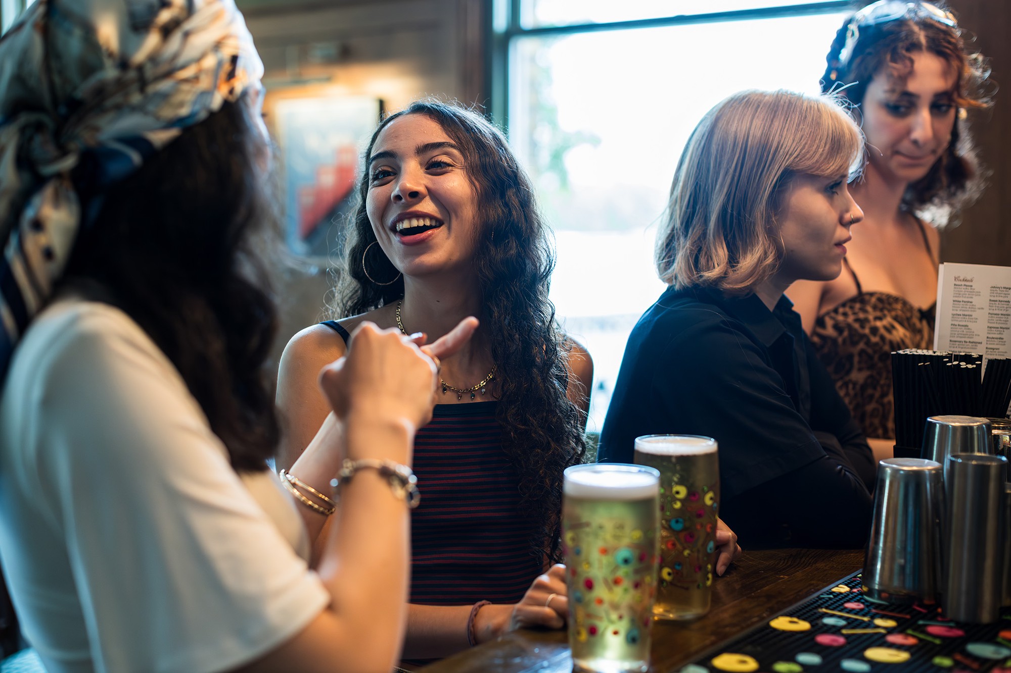 Mỗi ngày tại nước Anh có 2 quán pub đóng cửa: Gen Z không bỏ bia, họ chỉ chuyển tiền sang đường chạy, sân padel và "rave cà phê" - Ảnh 6.