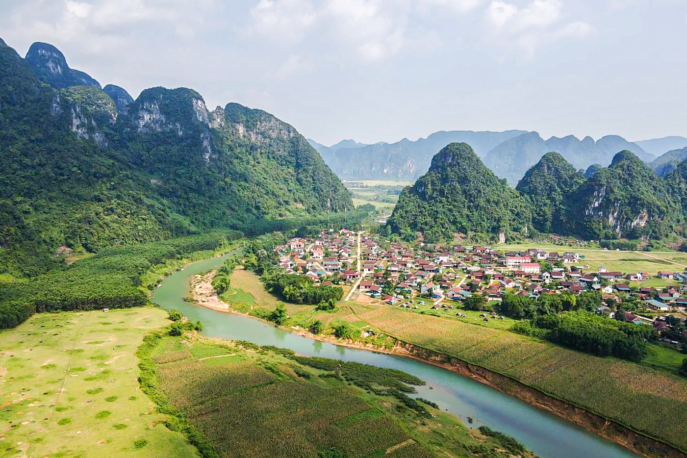 Việt Nam có ngôi làng "thích ứng thời tiết", càng mưa ngập càng đông khách, người dân nói ngôn ngữ riêng - Ảnh 2.