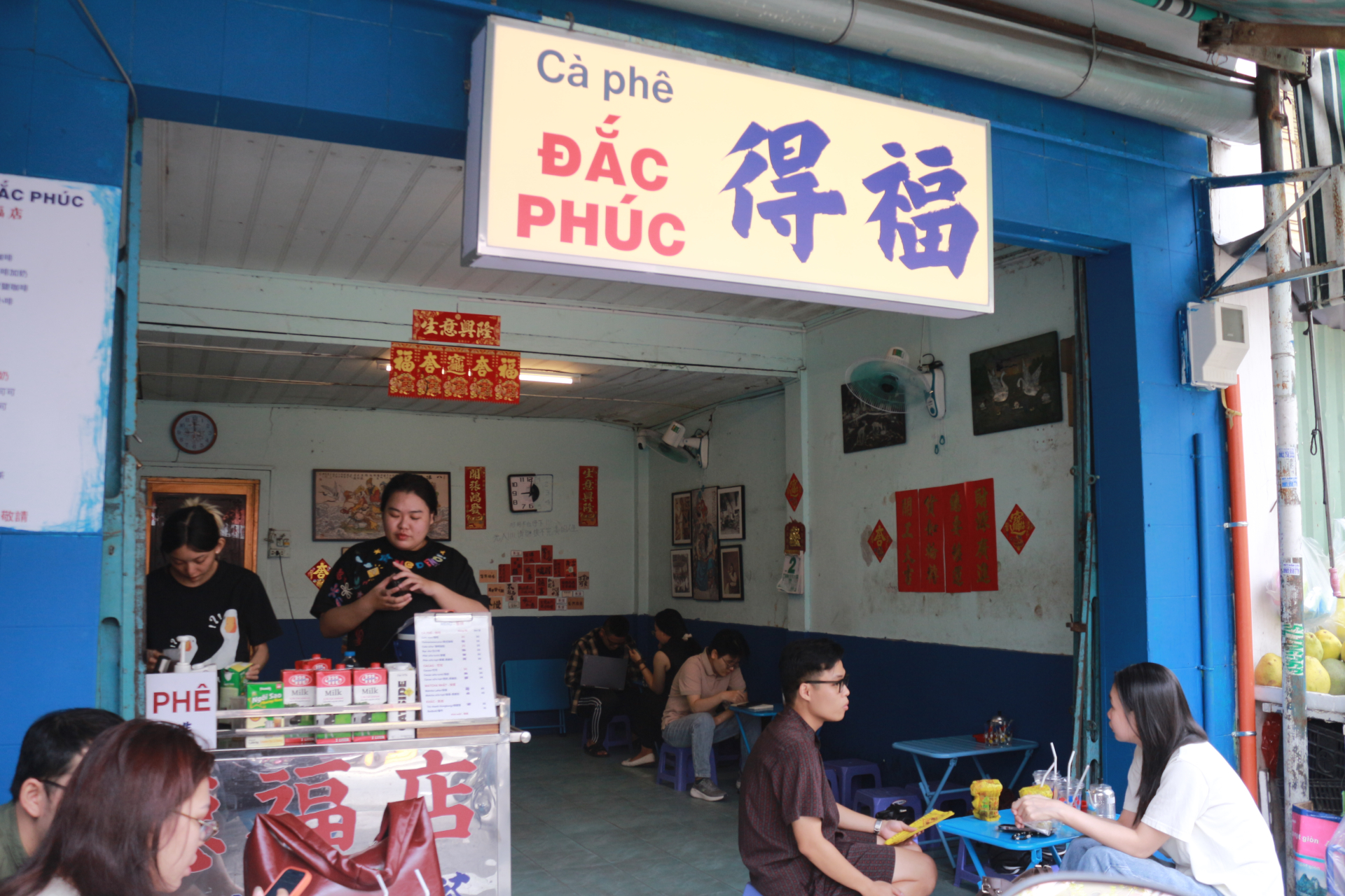 Quán cà phê ‘tu tiên’ từng đóng cửa vì quá đông khách: Phía sau cơn sốt cõi mạng là câu chuyện đời thường của một gia đình người Hoa - Ảnh 2. Quán cà phê ‘tu tiên’ từng đóng cửa vì quá đông khách: Phía sau cơn sốt cõi mạng là câu chuyện đời thường của một gia đình người Hoa - Ảnh 2.