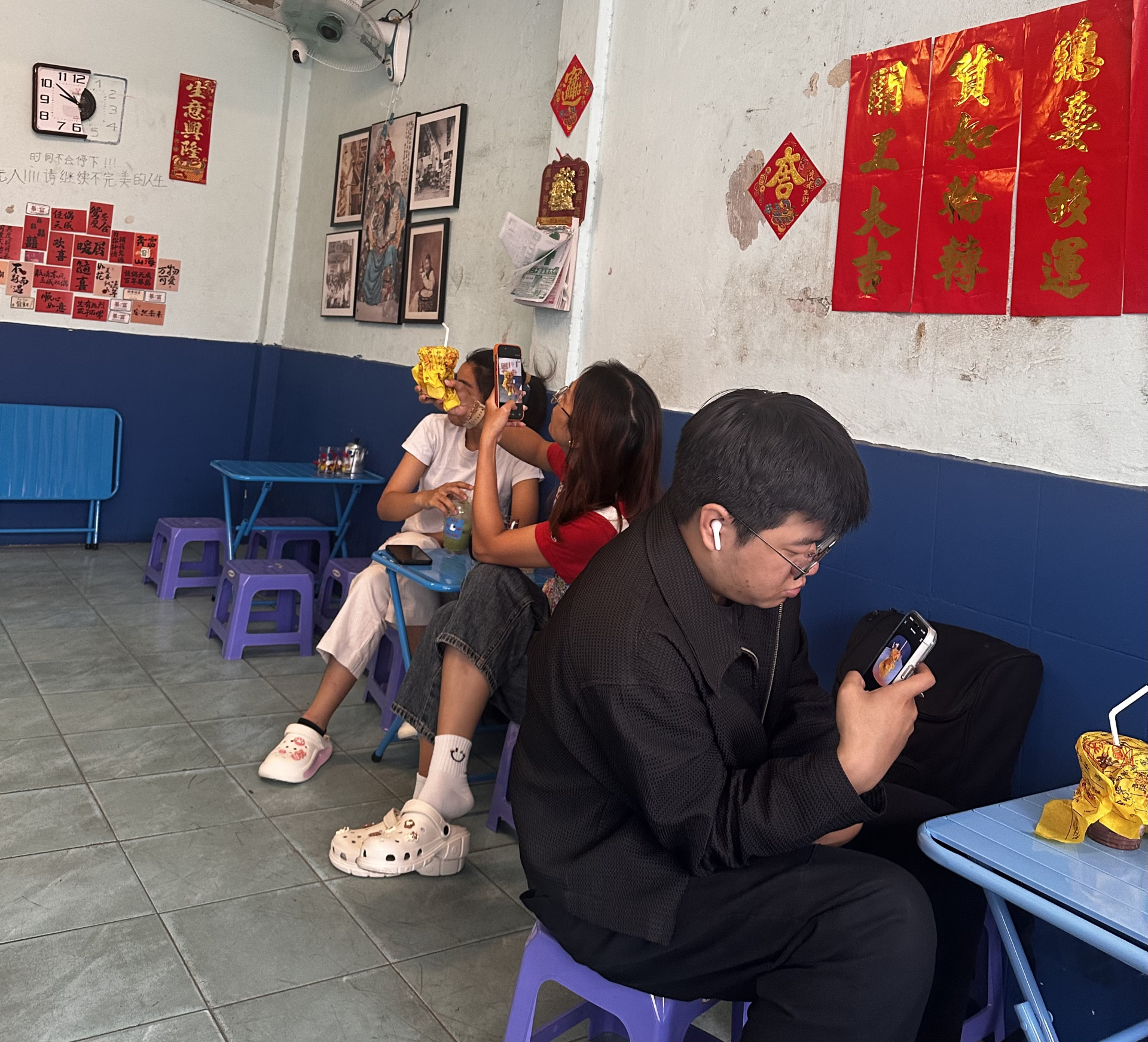 Quán cà phê ‘tu tiên’ từng đóng cửa vì quá đông khách: Phía sau cơn sốt cõi mạng là câu chuyện đời thường của một gia đình người Hoa - Ảnh 13. Quán cà phê ‘tu tiên’ từng đóng cửa vì quá đông khách: Phía sau cơn sốt cõi mạng là câu chuyện đời thường của một gia đình người Hoa - Ảnh 13.