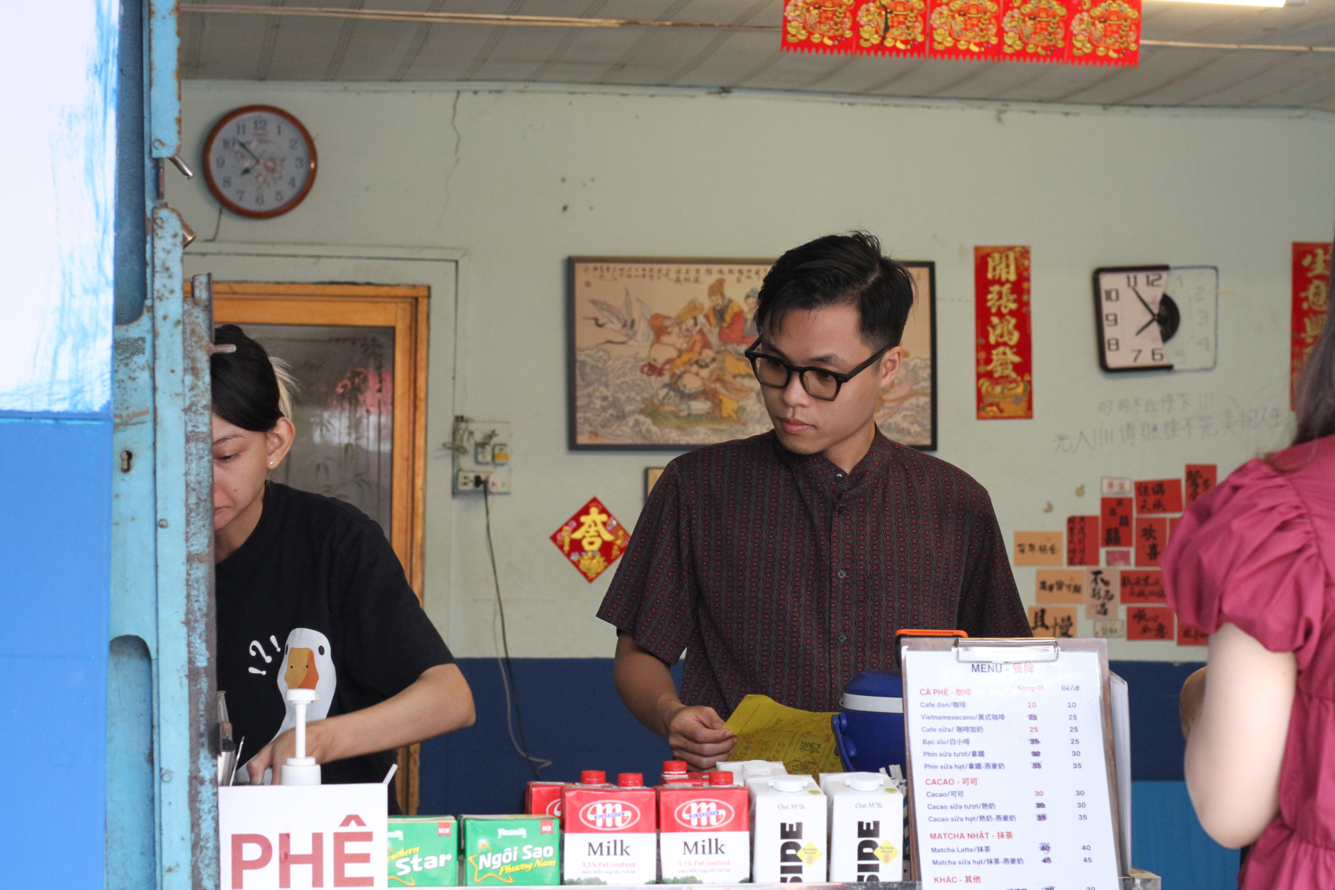 Quán cà phê ‘tu tiên’ từng đóng cửa vì quá đông khách: Phía sau cơn sốt cõi mạng là câu chuyện đời thường của một gia đình người Hoa - Ảnh 4. Quán cà phê ‘tu tiên’ từng đóng cửa vì quá đông khách: Phía sau cơn sốt cõi mạng là câu chuyện đời thường của một gia đình người Hoa - Ảnh 4.