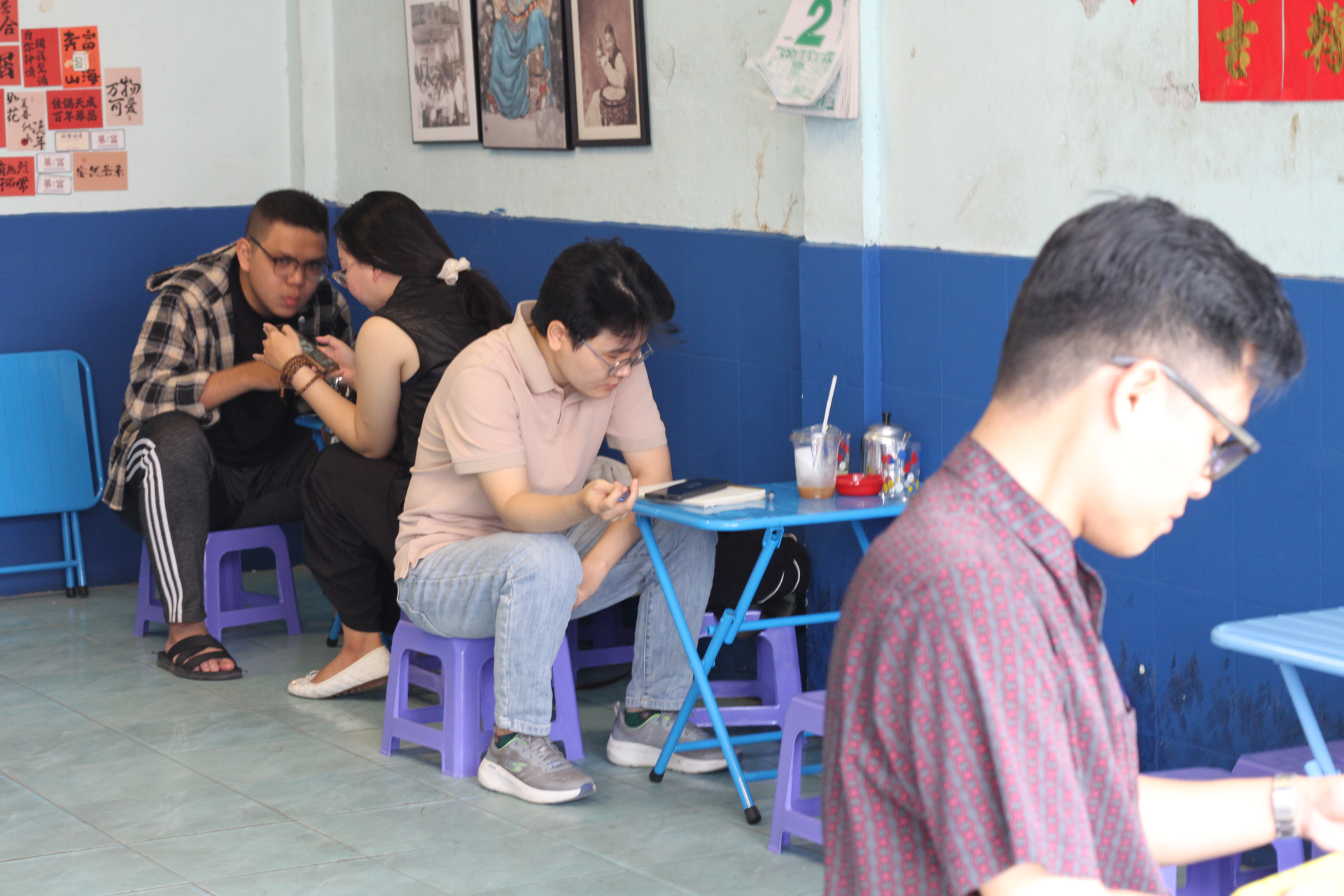 Quán cà phê ‘tu tiên’ từng đóng cửa vì quá đông khách: Phía sau cơn sốt cõi mạng là câu chuyện đời thường của một gia đình người Hoa - Ảnh 12. Quán cà phê ‘tu tiên’ từng đóng cửa vì quá đông khách: Phía sau cơn sốt cõi mạng là câu chuyện đời thường của một gia đình người Hoa - Ảnh 12.