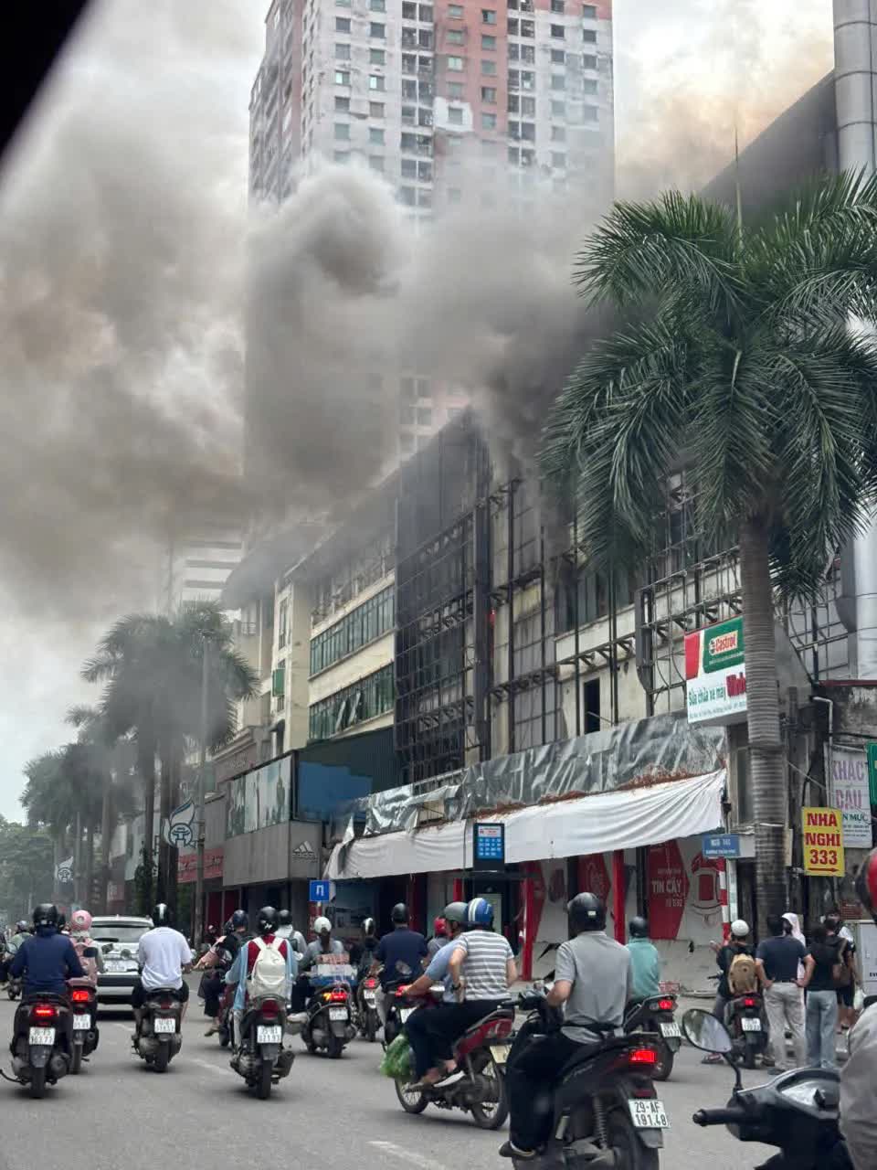 Hà Nội: Cháy nhà dân trên phố Trần Phú - Ảnh 1.