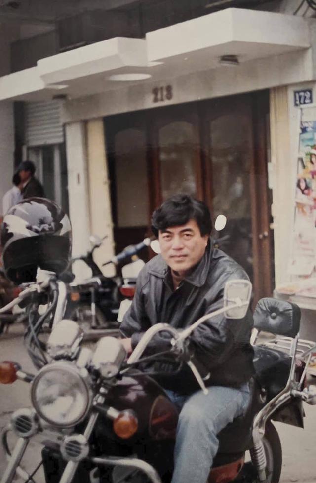 Nam NSND nhà ở đường Nguyễn Chí Thanh: Nhiều cô theo, 73 tuổi mới công khai vợ đẹp như diễn viên- Ảnh 2.