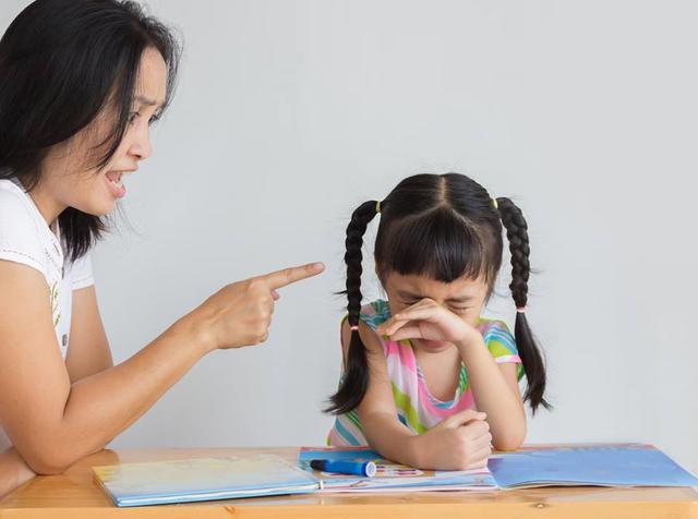 Dạy con học, người mẹ 35 tuổi phải nhập viện vì đột quỵ- Ảnh 1.