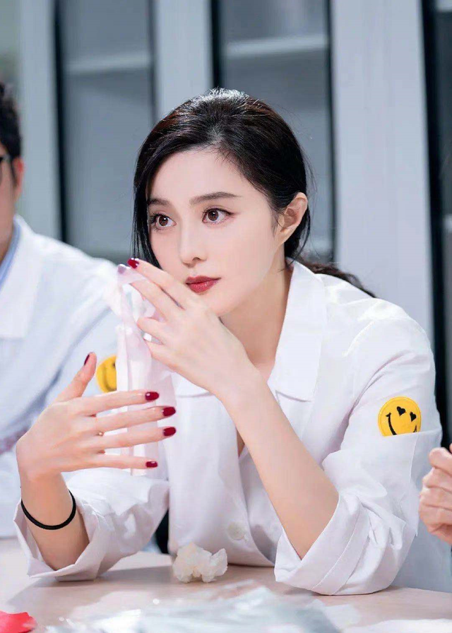 Phú bà livestream bán mặt nạ kiếm trăm tỷ, quá khứ bị phốt "làm màu" trong phòng thí nghiệm- Ảnh 5.