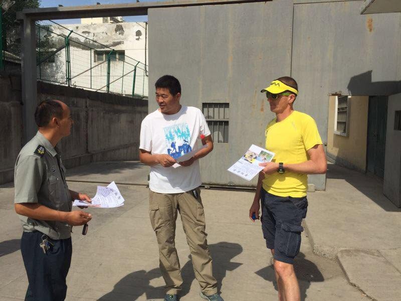Chú chó hoang chạy 125 km xuyên sa mạc theo chân VĐV siêu marathon rồi đột ngột mất tích: Cái kết sau 9 năm gây bất ngờ - Ảnh 5. Chú chó hoang chạy 125 km xuyên sa mạc theo chân VĐV siêu marathon rồi đột ngột mất tích: Cái kết sau 9 năm gây bất ngờ - Ảnh 5.