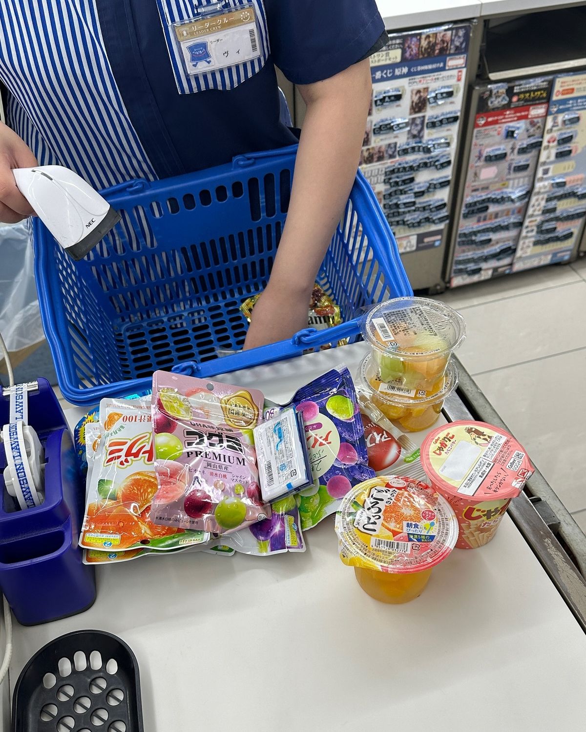 Vì sao siêu thị thường đặt đồ ăn vặt ngay gần quầy thanh toán?- Ảnh 2.