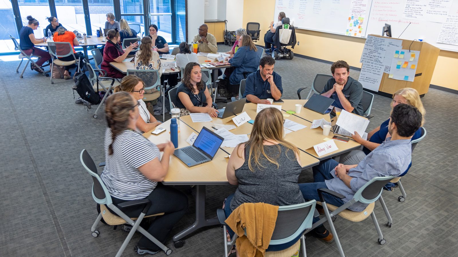 CU Denver MBA Strategy Lab: Trải nghiệm lớp học MBA chuẩn Mỹ ngay tại Hà Nội - Ảnh 1. CU Denver MBA Strategy Lab: Trải nghiệm lớp học MBA chuẩn Mỹ ngay tại Hà Nội - Ảnh 1.