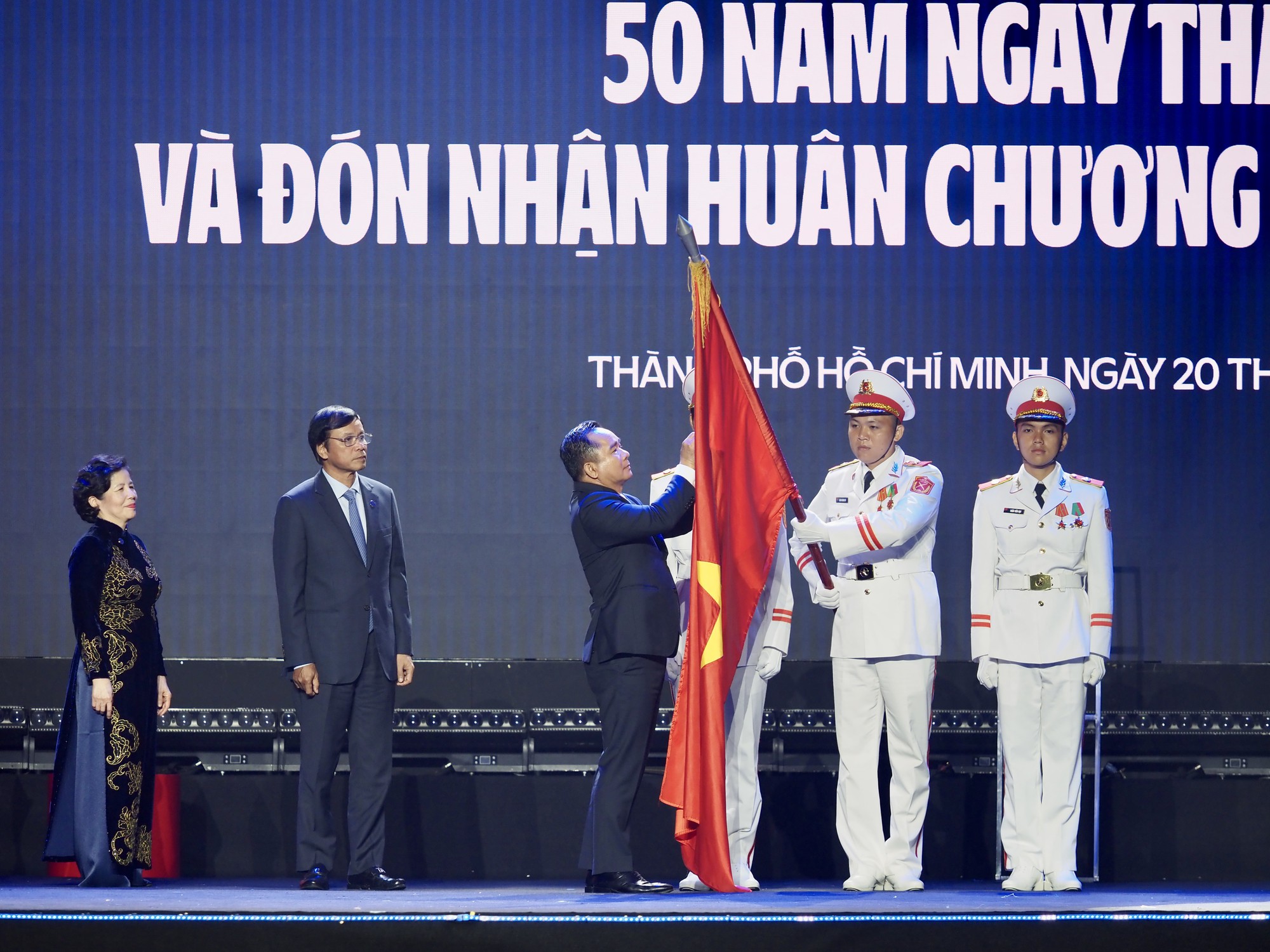 Vinamilk đón nhận Huân chương Độc lập hạng Nhất tại dấu mốc 50 năm - Ảnh 1. Vinamilk đón nhận Huân chương Độc lập hạng Nhất tại dấu mốc 50 năm - Ảnh 1.