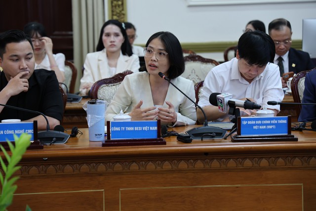 'Một cửa nhưng doanh nghiệp vẫn phải đi qua nhiều ngách' - Chủ tịch TP.HCM xin lỗi nhà đầu tư- Ảnh 1.