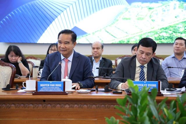 'Một cửa nhưng doanh nghiệp vẫn phải đi qua nhiều ngách' - Chủ tịch TP.HCM xin lỗi nhà đầu tư- Ảnh 2.