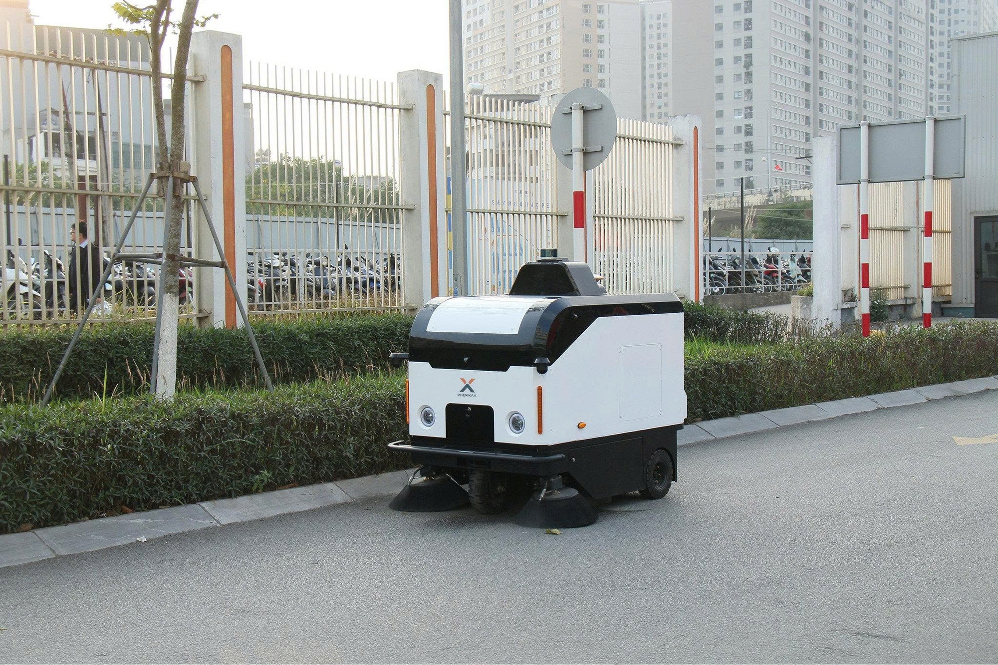Hà Nội thử nghiệm xe buýt tự hành và robot giao hàng năm 2026 - Ảnh 2. Hà Nội thử nghiệm xe buýt tự hành và robot giao hàng năm 2026 - Ảnh 2.