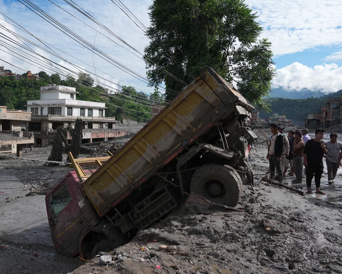 Thảm họa lũ quét Nepal - Tây Tạng: Thi thể được tìm thấy dọc các bờ sông, ít nhất 392 người chết và 93.000 người bị ảnh hưởng - Ảnh 2. Thảm họa lũ quét Nepal - Tây Tạng: Thi thể được tìm thấy dọc các bờ sông, ít nhất 392 người chết và 93.000 người bị ảnh hưởng - Ảnh 2.
