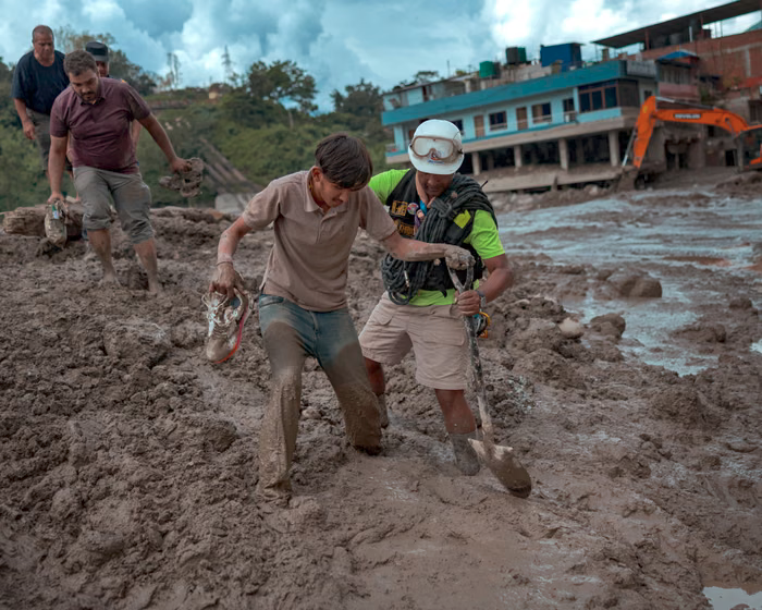 Thảm họa lũ quét Nepal - Tây Tạng: Thi thể được tìm thấy dọc các bờ sông, ít nhất 392 người chết và 93.000 người bị ảnh hưởng - Ảnh 3. Thảm họa lũ quét Nepal - Tây Tạng: Thi thể được tìm thấy dọc các bờ sông, ít nhất 392 người chết và 93.000 người bị ảnh hưởng - Ảnh 3.