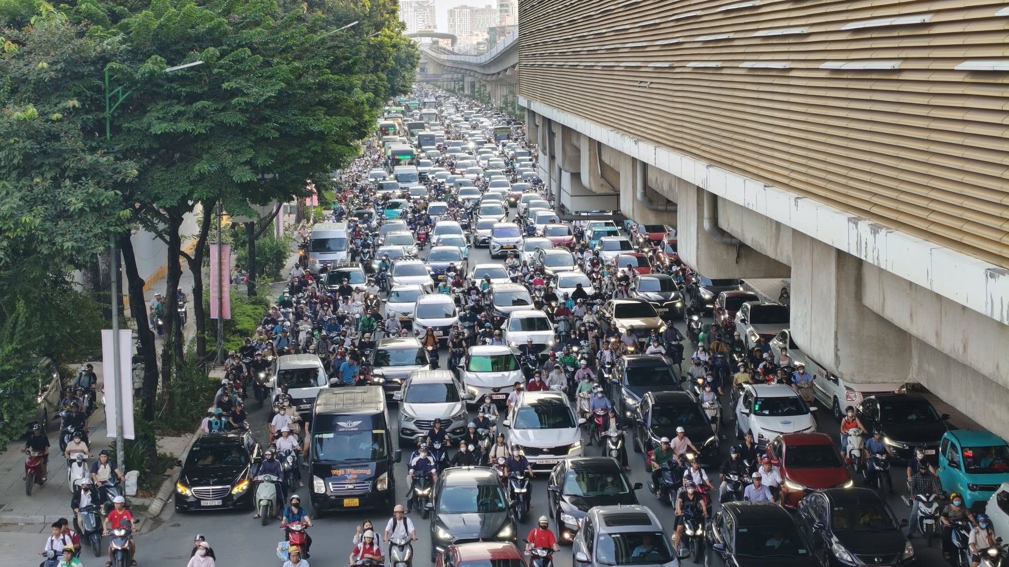 Hà Nội chiều tối 28/8: Người dân ùn ùn về quê, nhiều tuyến đường đông nghẹt phương tiện- Ảnh 2.