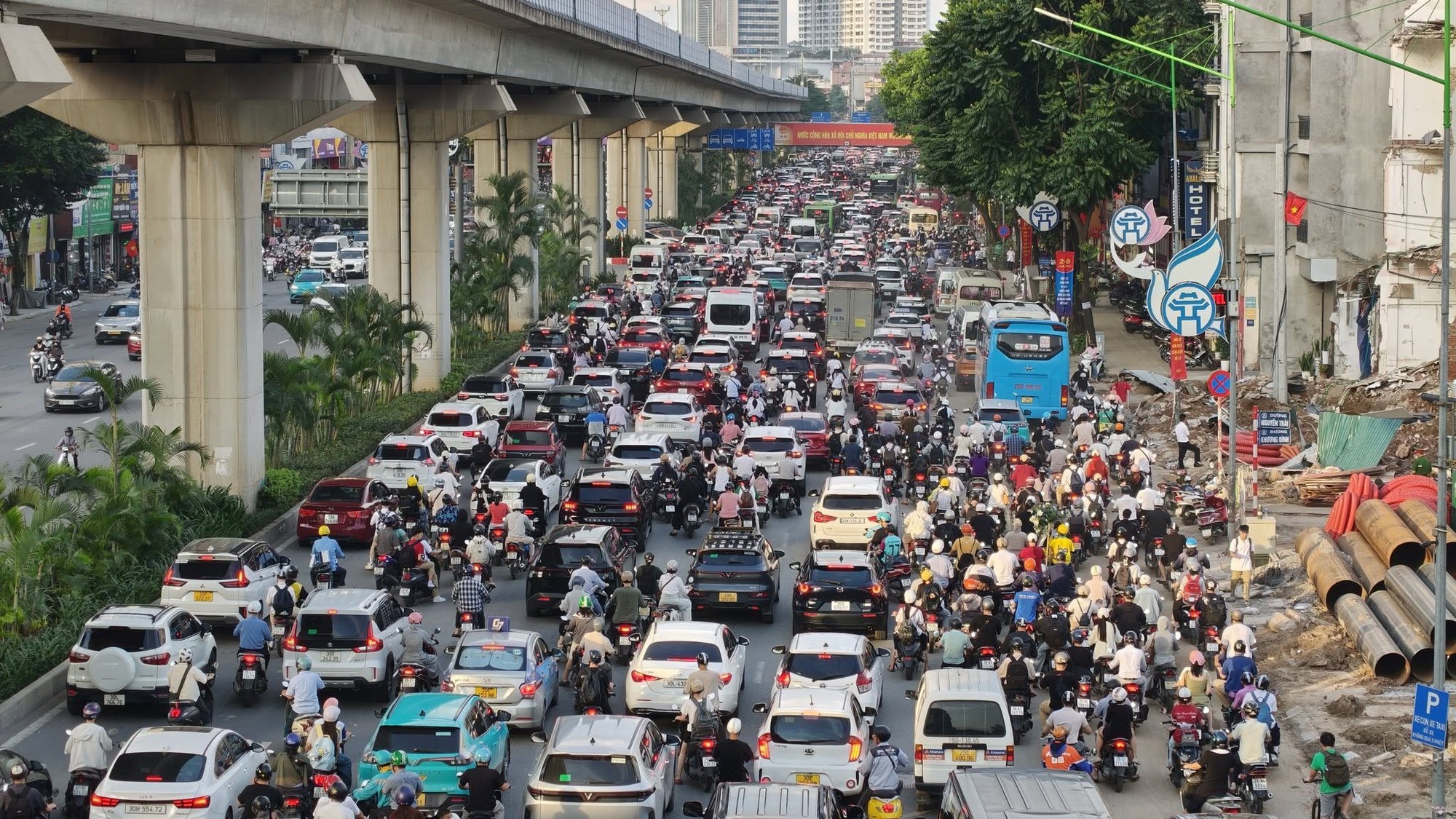 Hà Nội chiều tối 28/8: Người dân ùn ùn về quê, nhiều tuyến đường đông nghẹt phương tiện- Ảnh 3.