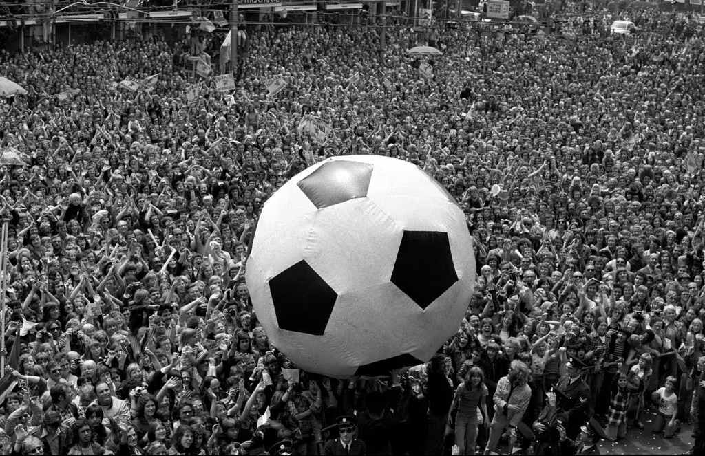 Người d&acirc;n H&agrave; Lan mừng chiến thắng của đội tuyển tại World Cup 1974
