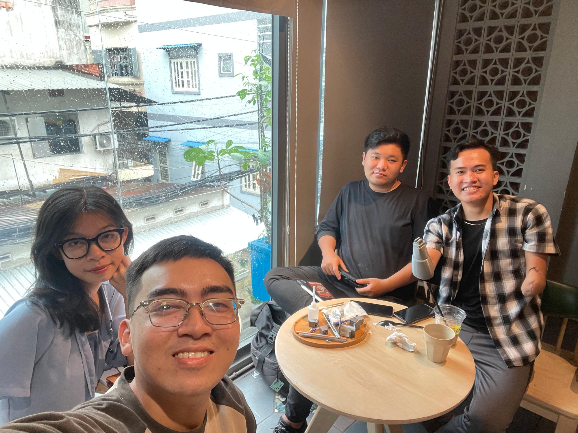 Từng mua tay giả 500 triệu đồng mà vẫn không thể tự cầm muỗng, chàng trai quyết tâm mở dự án với hy vọng "hoàn thiện phần nào những cuộc đời cũng đang thiếu khuyết" - Ảnh 1. Từng mua tay giả 500 triệu đồng mà vẫn không thể tự cầm muỗng, chàng trai quyết tâm mở dự án với hy vọng "hoàn thiện phần nào những cuộc đời cũng đang thiếu khuyết" - Ảnh 1.