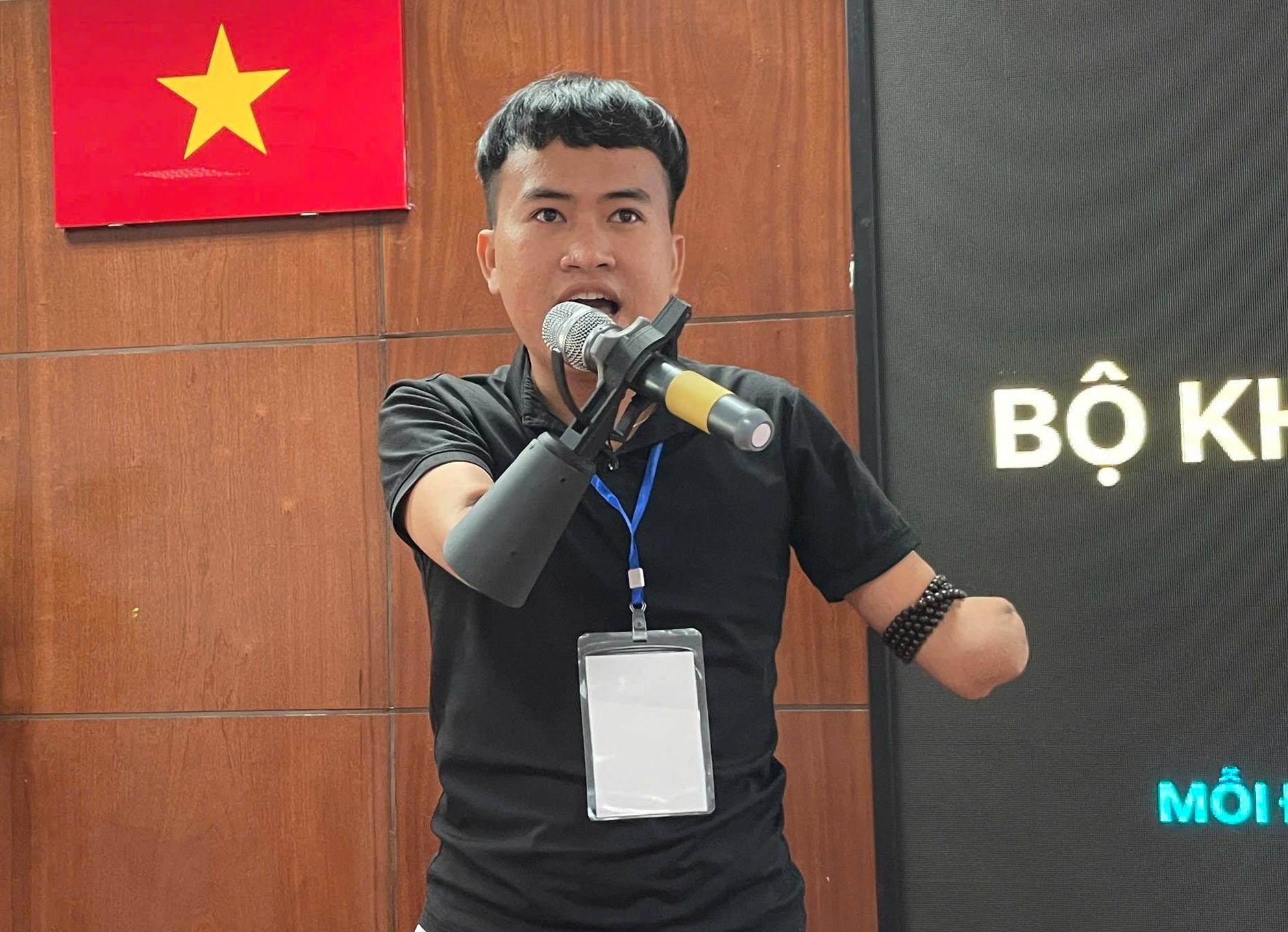 Từng mua tay giả 500 triệu đồng mà vẫn không thể tự cầm muỗng, chàng trai quyết tâm mở dự án với hy vọng "hoàn thiện phần nào những cuộc đời cũng đang thiếu khuyết" - Ảnh 2. Từng mua tay giả 500 triệu đồng mà vẫn không thể tự cầm muỗng, chàng trai quyết tâm mở dự án với hy vọng "hoàn thiện phần nào những cuộc đời cũng đang thiếu khuyết" - Ảnh 2.