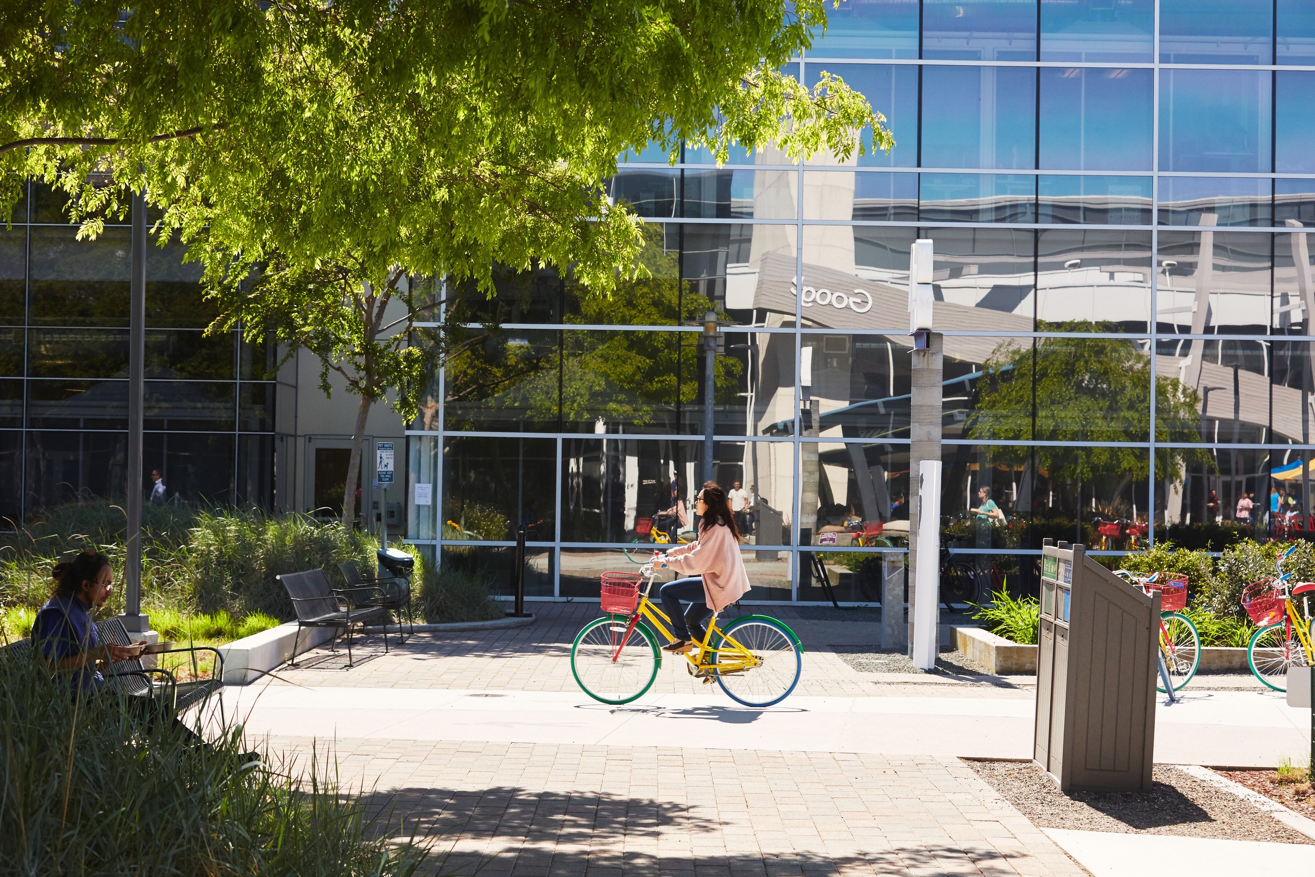 Khu&ocirc;n vi&ecirc;n văn ph&ograve;ng Google