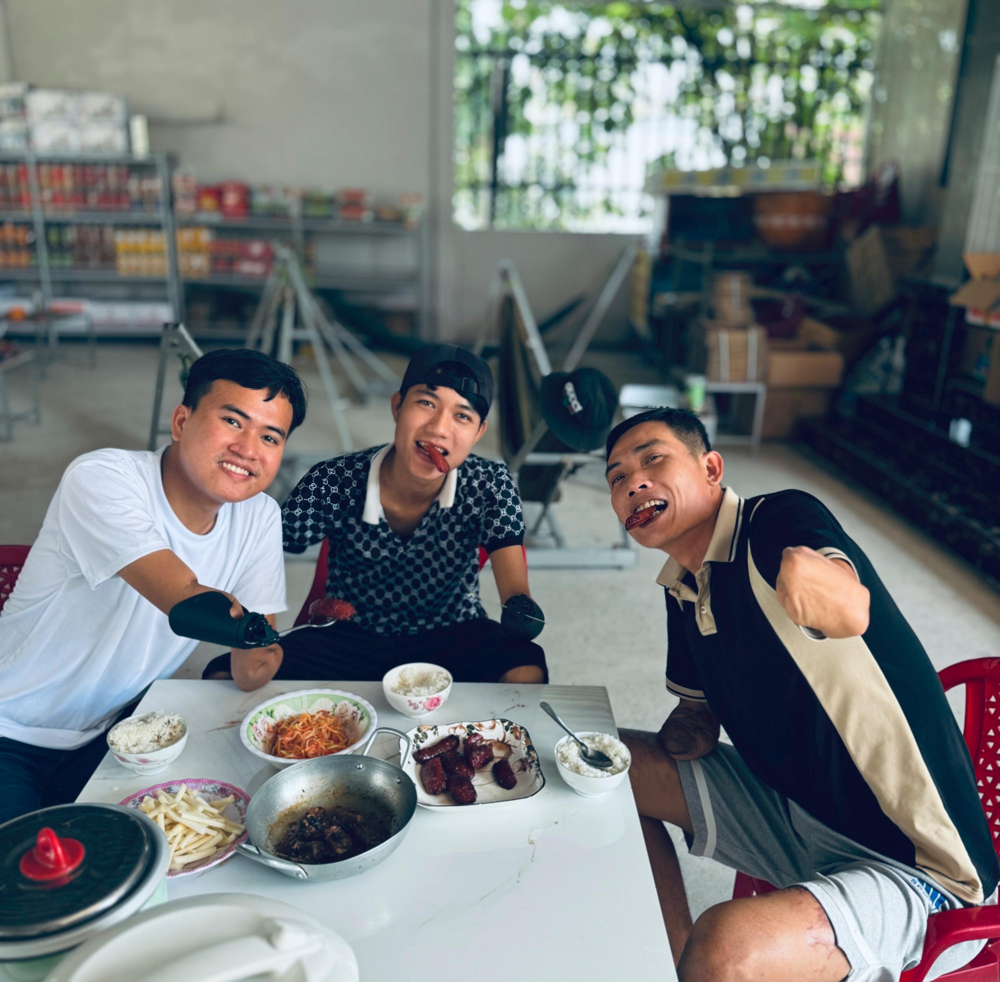 Từng mua tay giả 500 triệu đồng mà vẫn không thể tự cầm muỗng, chàng trai quyết tâm mở dự án với hy vọng "hoàn thiện phần nào những cuộc đời cũng đang thiếu khuyết" - Ảnh 3. Từng mua tay giả 500 triệu đồng mà vẫn không thể tự cầm muỗng, chàng trai quyết tâm mở dự án với hy vọng "hoàn thiện phần nào những cuộc đời cũng đang thiếu khuyết" - Ảnh 3.