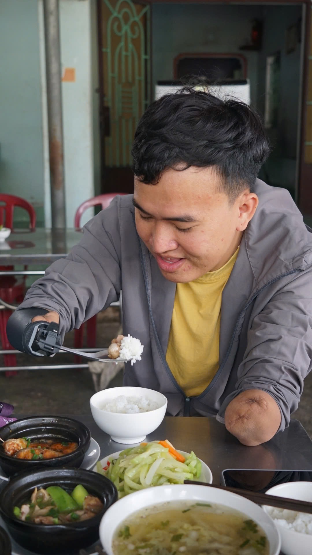 Từng mua tay giả 500 triệu đồng mà vẫn không thể tự cầm muỗng, chàng trai quyết tâm mở dự án với hy vọng "hoàn thiện phần nào những cuộc đời cũng đang thiếu khuyết" - Ảnh 7. Từng mua tay giả 500 triệu đồng mà vẫn không thể tự cầm muỗng, chàng trai quyết tâm mở dự án với hy vọng "hoàn thiện phần nào những cuộc đời cũng đang thiếu khuyết" - Ảnh 7.