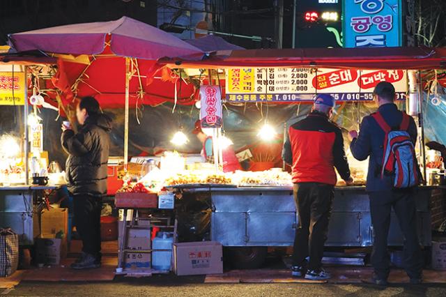 Nửa số quán nhậu Hàn Quốc biến mất trong 8 năm, nhưng phố ăn đêm vẫn sáng đèn tới 2 giờ sáng: Ai đang trả tiền cho những đêm Seoul? - Ảnh 7.