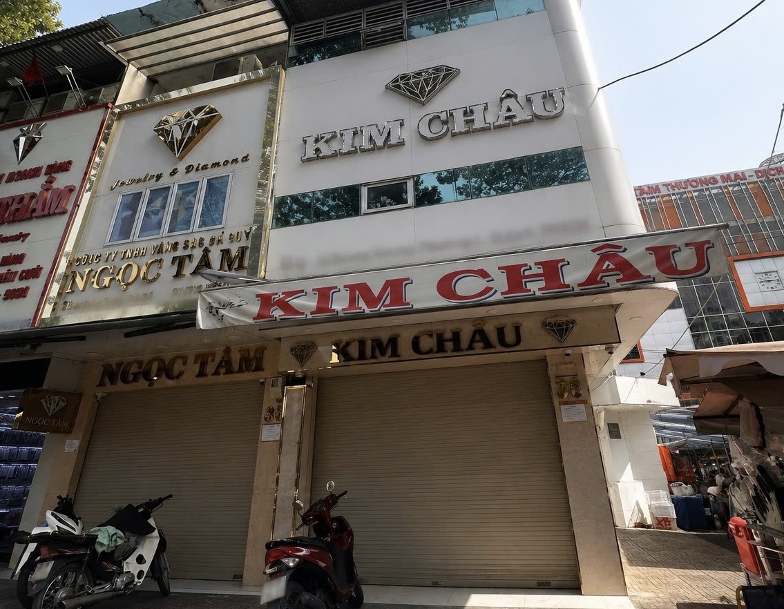 Qua ngày hẹn mở cửa, loạt tiệm kim cương vẫn đóng cửa: Nơi gỡ thông báo, nơi bỏ trống ngày trở lại - Ảnh 5. Qua ngày hẹn mở cửa, loạt tiệm kim cương vẫn đóng cửa: Nơi gỡ thông báo, nơi bỏ trống ngày trở lại - Ảnh 5.