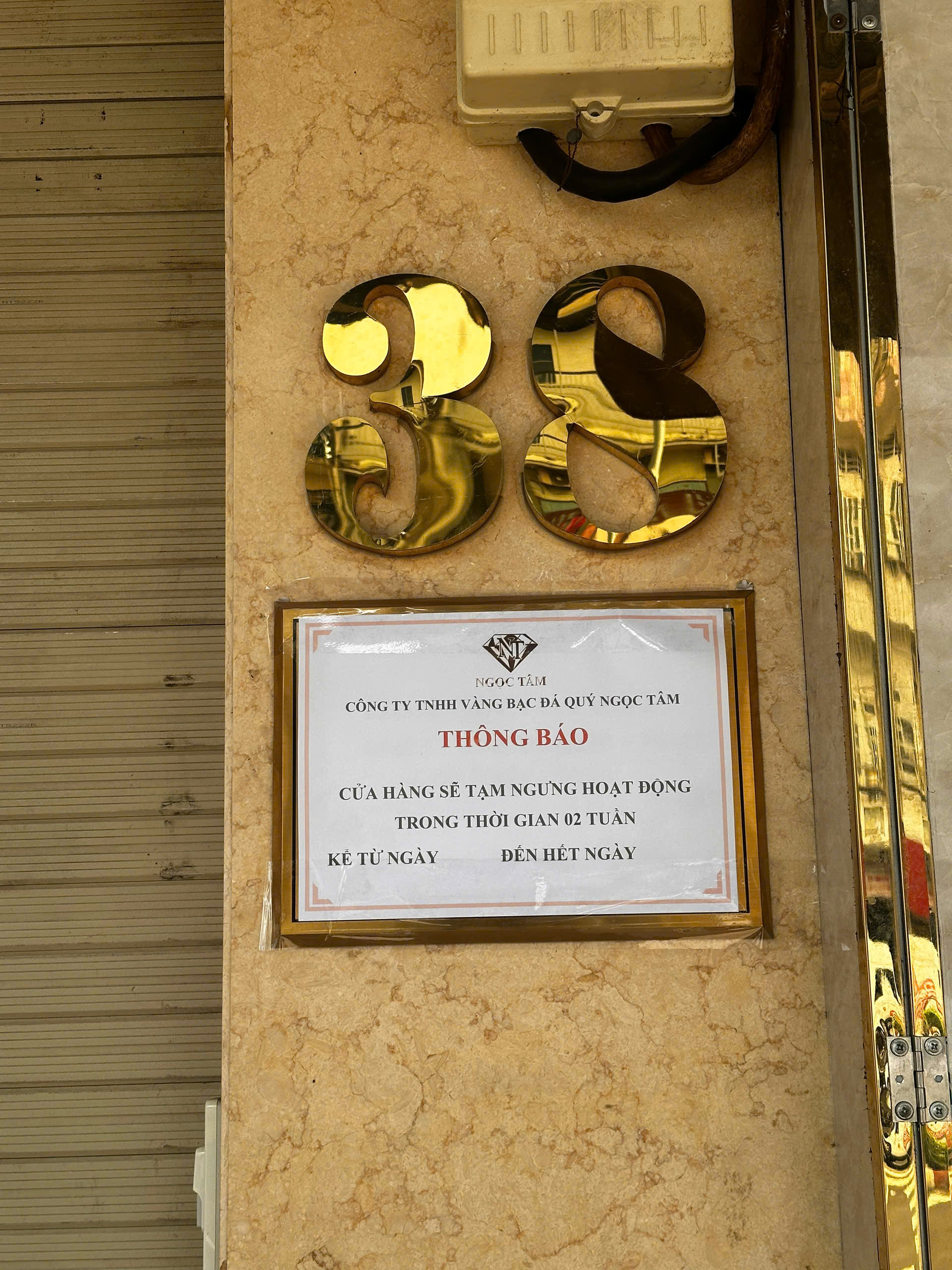 Qua ngày hẹn mở cửa, loạt tiệm kim cương vẫn đóng cửa: Nơi gỡ thông báo, nơi bỏ trống ngày trở lại - Ảnh 8. Qua ngày hẹn mở cửa, loạt tiệm kim cương vẫn đóng cửa: Nơi gỡ thông báo, nơi bỏ trống ngày trở lại - Ảnh 8.