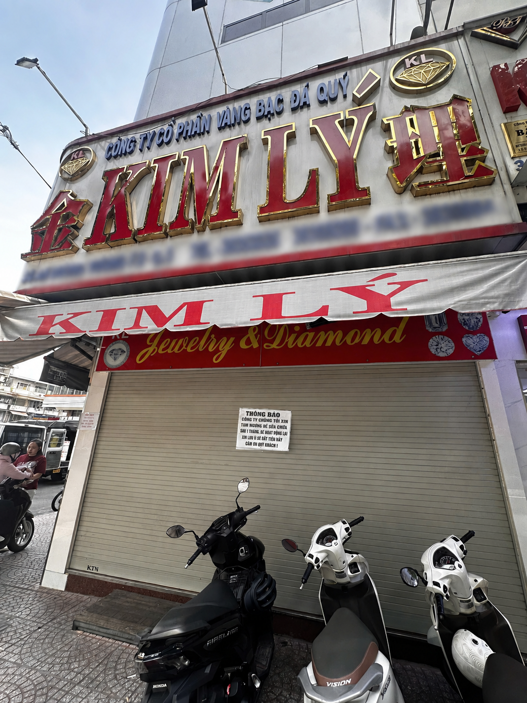 Qua ngày hẹn mở cửa, loạt tiệm kim cương vẫn đóng cửa: Nơi gỡ thông báo, nơi bỏ trống ngày trở lại - Ảnh 7. Qua ngày hẹn mở cửa, loạt tiệm kim cương vẫn đóng cửa: Nơi gỡ thông báo, nơi bỏ trống ngày trở lại - Ảnh 7.