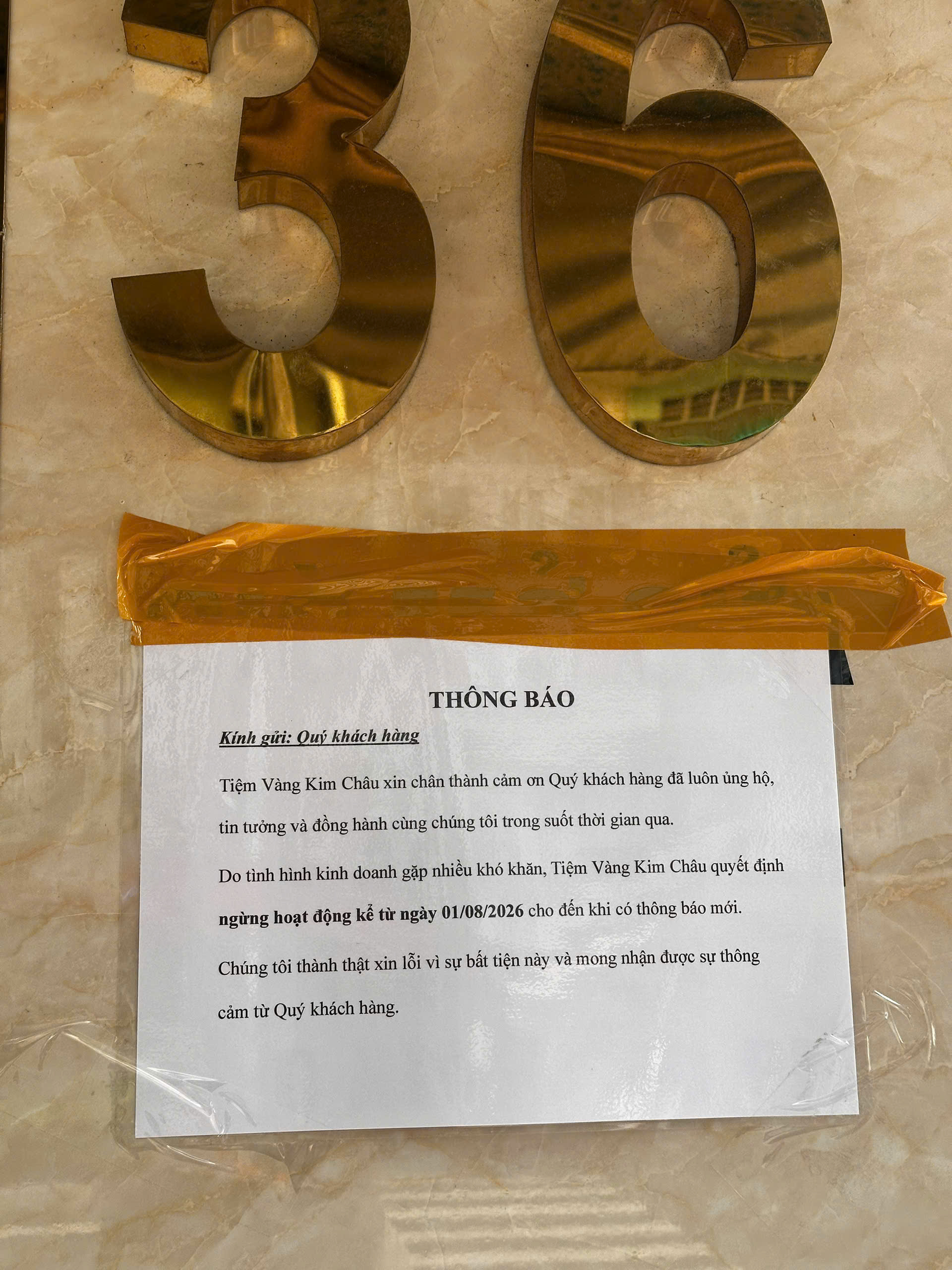 Qua ngày hẹn mở cửa, loạt tiệm kim cương vẫn đóng cửa: Nơi gỡ thông báo, nơi bỏ trống ngày trở lại - Ảnh 6. Qua ngày hẹn mở cửa, loạt tiệm kim cương vẫn đóng cửa: Nơi gỡ thông báo, nơi bỏ trống ngày trở lại - Ảnh 6.