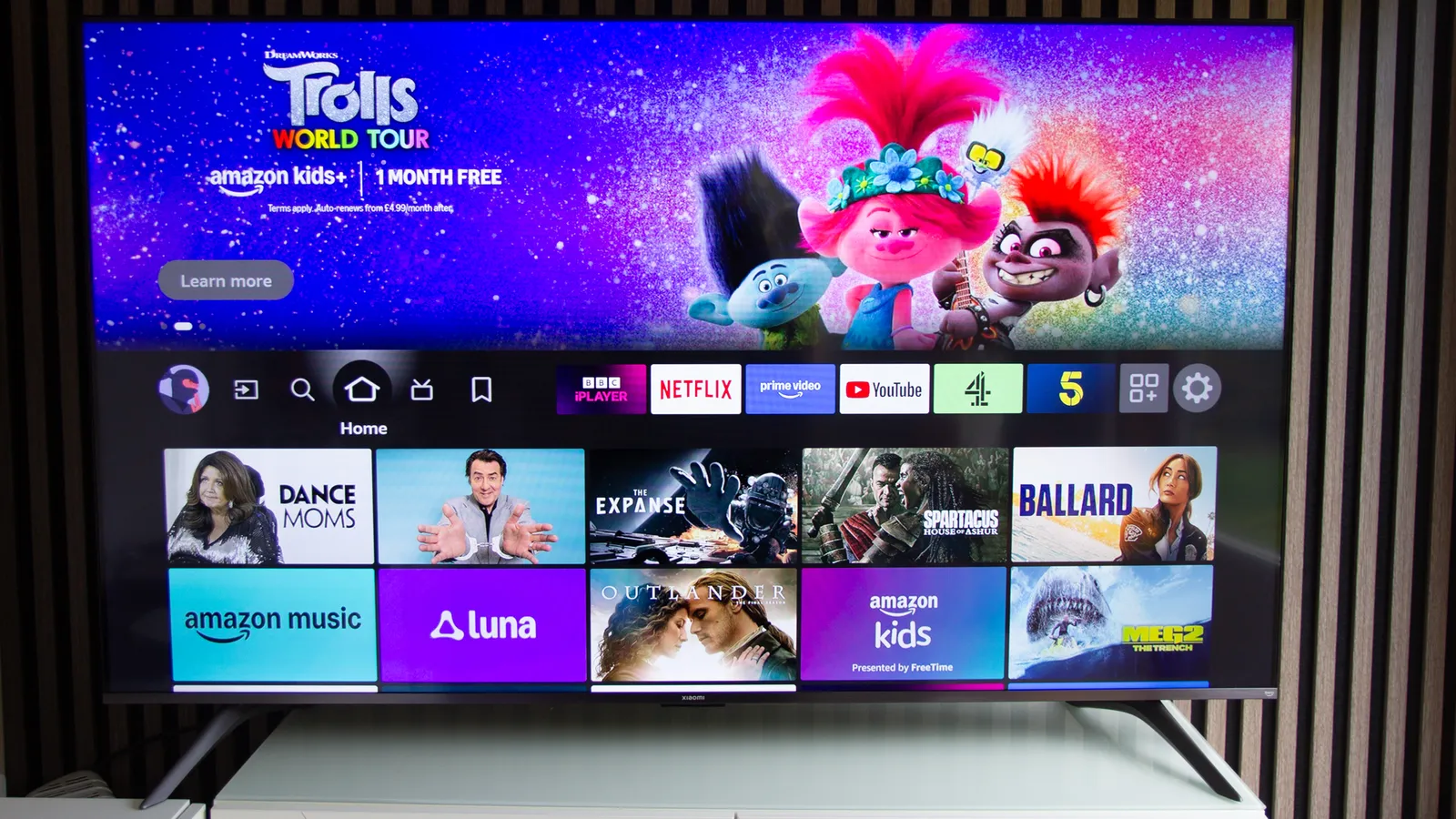 Có thực sự nên mua TV Xiaomi 65 inch với mức giá chỉ hơn 22 triệu? Đánh giá chi tiết từ chuyên gia - Ảnh 2.