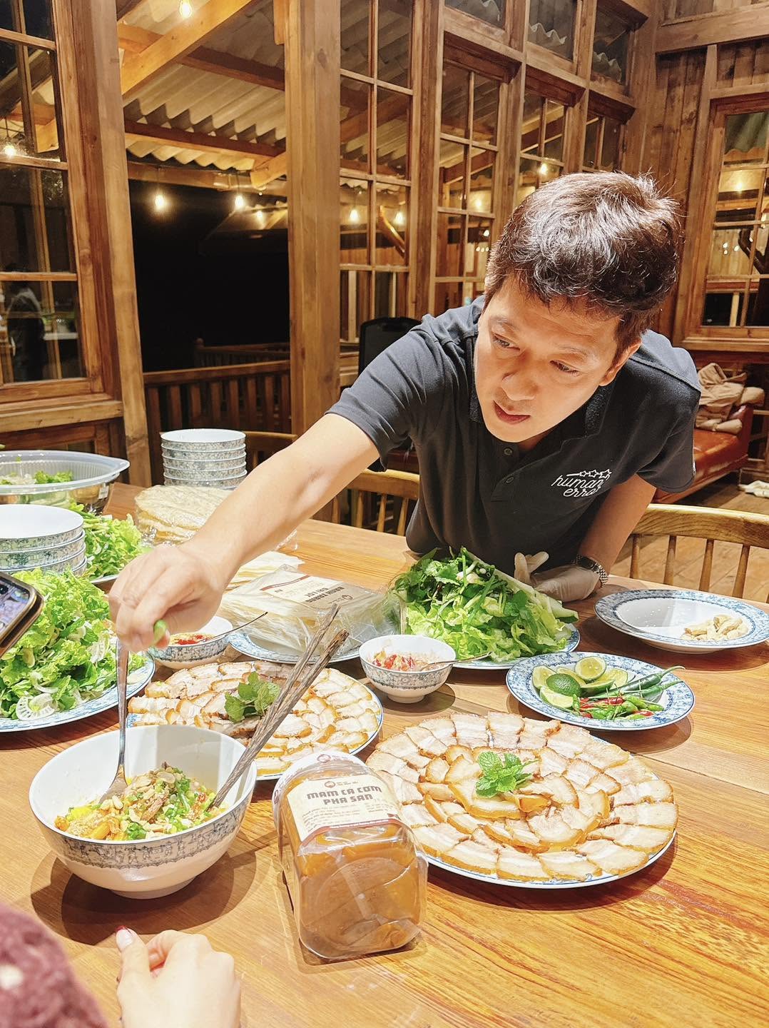 Người bán bữa ăn, người bán lượt khách: Trấn Thành và Trường Giang đang làm F&B theo hai cách trái ngược - Ảnh 2.