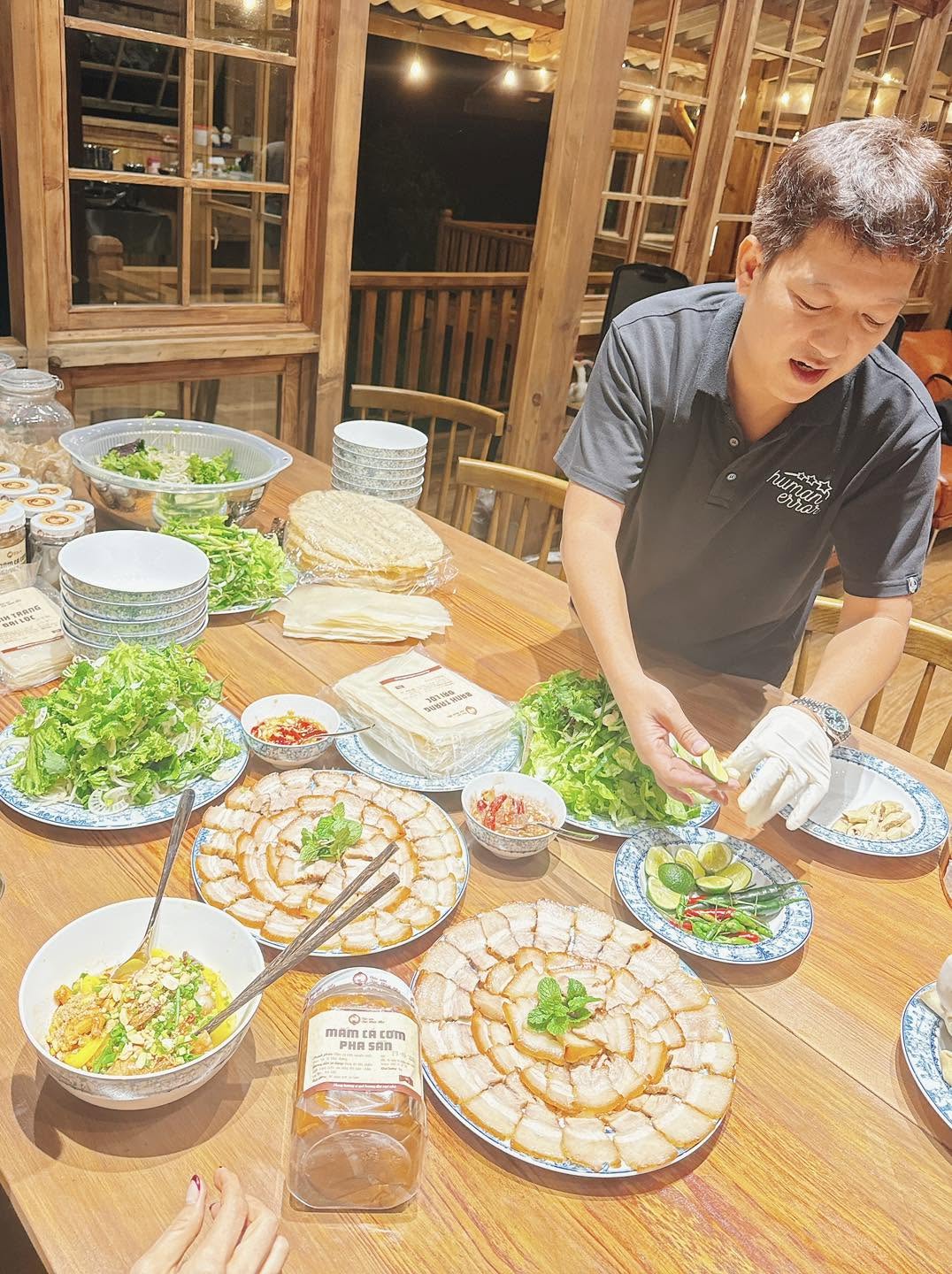 Người bán bữa ăn, người bán lượt khách: Trấn Thành và Trường Giang đang làm F&B theo hai cách trái ngược - Ảnh 3.