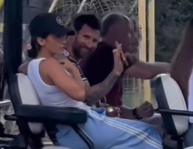 Cứ thong dong như Messi: Tối đi thi đấu, ngày nắm tay vợ đi xem con trai tập luyện sau khi từ giã đội tuyển- Ảnh 6.