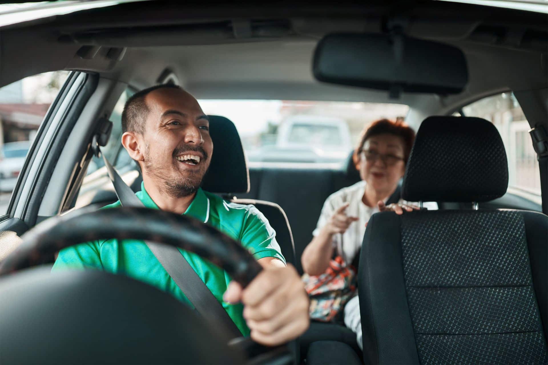 T&agrave;i xế Grab tr&ecirc;n đường phố
