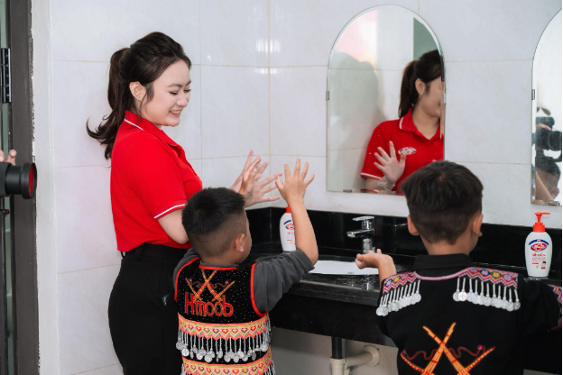 Đồng hành cùng Lifebuoy trên hành trình đưa trẻ em an toàn sạch khỏe đến trường - Ảnh 3. Đồng hành cùng Lifebuoy trên hành trình đưa trẻ em an toàn sạch khỏe đến trường - Ảnh 3.