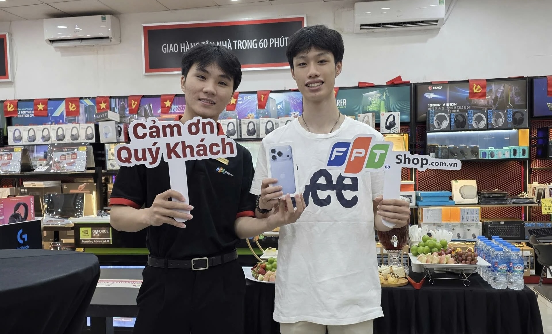 Người Việt háo hức chờ đón iPhone 18 Pro Max tại các cửa hàng - Ảnh 5. Người Việt háo hức chờ đón iPhone 18 Pro Max tại các cửa hàng - Ảnh 5.