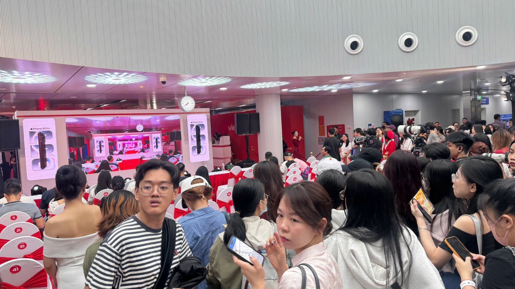 Người Việt háo hức chờ đón iPhone 18 Pro Max tại các cửa hàng - Ảnh 3. Người Việt háo hức chờ đón iPhone 18 Pro Max tại các cửa hàng - Ảnh 3.