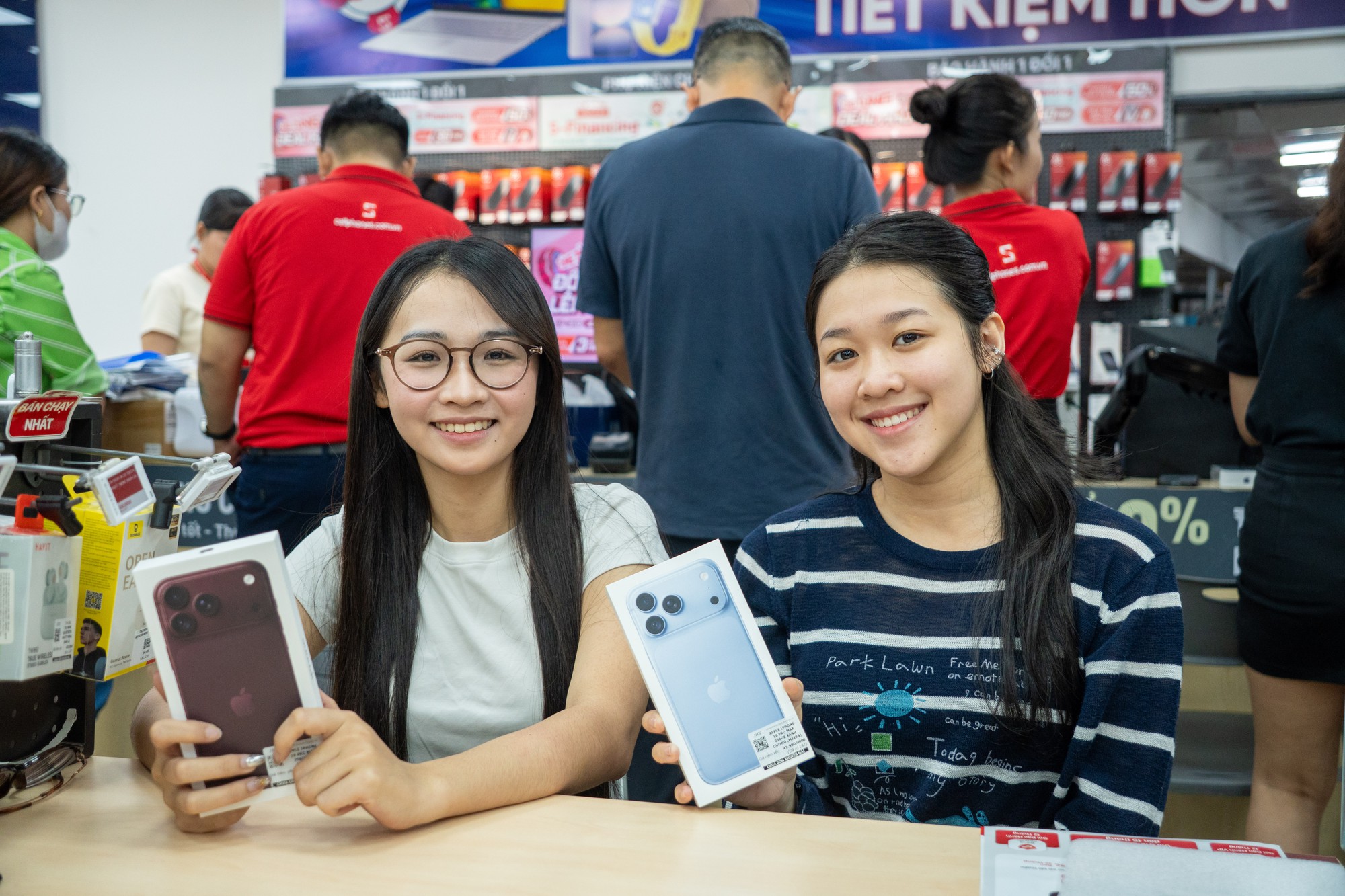 Người Việt háo hức chờ đón iPhone 18 Pro Max tại các cửa hàng - Ảnh 4. Người Việt háo hức chờ đón iPhone 18 Pro Max tại các cửa hàng - Ảnh 4.