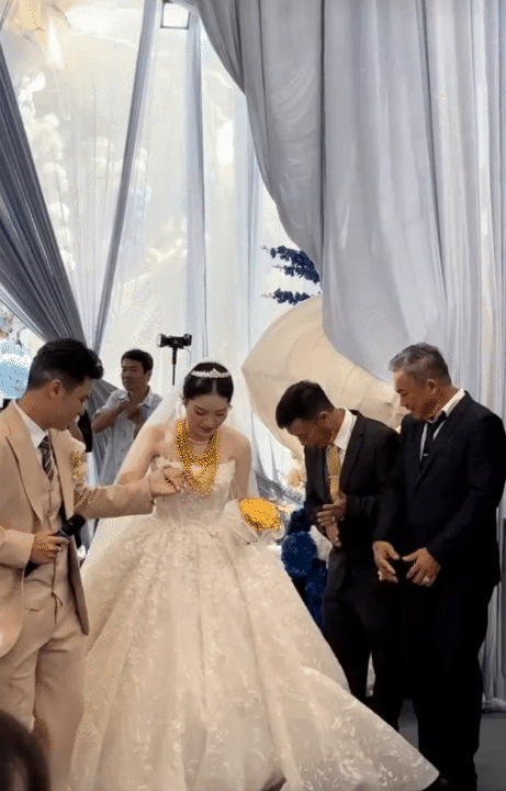 Thiếu gia tiệm vàng miền Tây cưới vợ: Chi vài trăm triệu dựng cổng cưới long - phụng dài 50m, bà con thi nhau đến check-in - Ảnh 8.