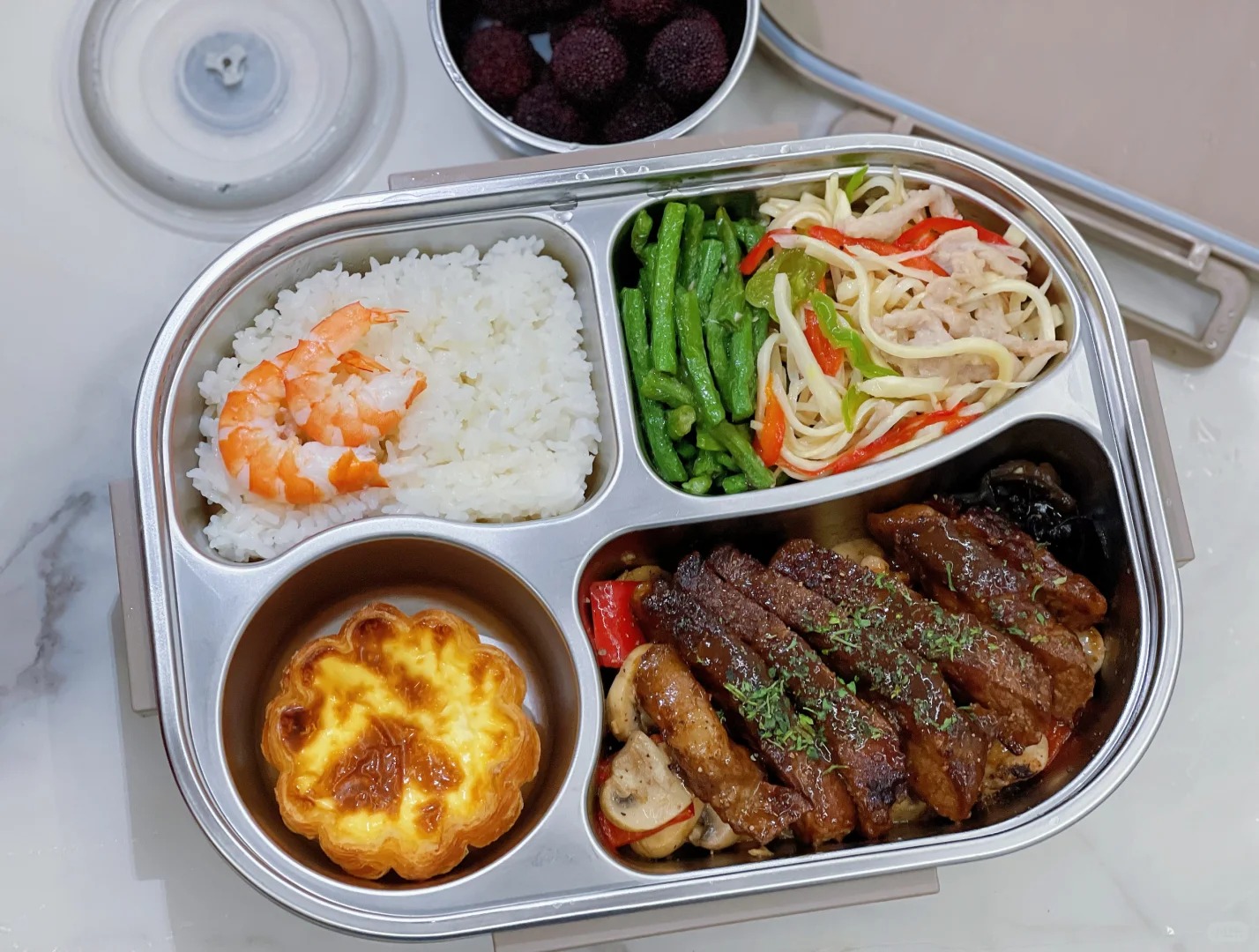 Mẹ ngày nào cũng chuẩn bị cơm hộp cho con trai cấp 2, nhìn thành phẩm, dân mạng: "Xin lỗi, tôi không ăn nổi canteen nữa" - Ảnh 1.